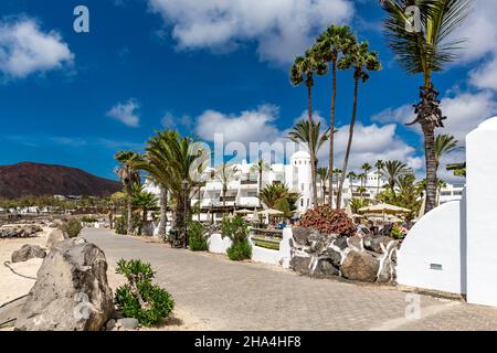 timanfaya palace hotel, punta limones, dietro il vulcano montana roja, playa blanca, lanzarote, canari, isole canarie, spagna, europa Foto Stock