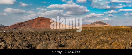 vista dei campi di lava e dei vulcani bermeja,roter berg,e vieja gabriela,lanzarote,canari,isole canarie,spagna,europa montaña de la vieja gabriela Foto Stock