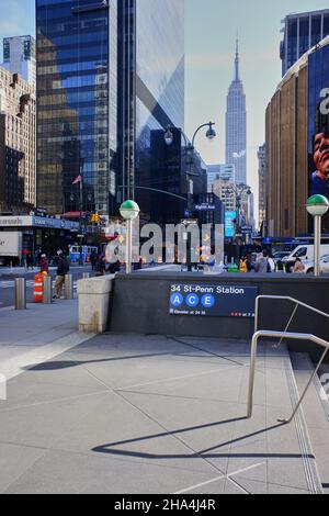 Arena rotonda di Madison Square Garden e Penn Station in W.33rd Street e 8th Avenue con l'Empire state Building sullo sfondo.New York City.USA Foto Stock