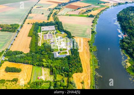 Vista aerea dell'impianto di trattamento delle acque reflue. Trattamento industriale dell'acqua per la grande città dalla vista del drone. Foto Stock