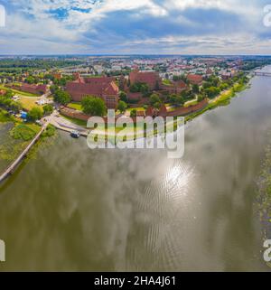 Veduta aerea del castello dell'ordine teutonico di Malbork in Polonia. È il castello più grande del mondo, misurato in base alla superficie e patrimonio dell'umanità dell'UNESCO, Foto Stock