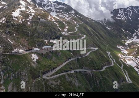 curve estreme in alta montagna dalla vista aerea Foto Stock