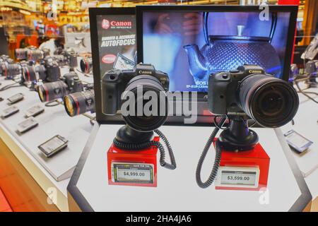 Canon EOS R5 e R6 fotocamere digitali mirrorless display in B&H Photo Video - Electronics and Camera Store.Manhattan.New York City.New York.USA Foto Stock