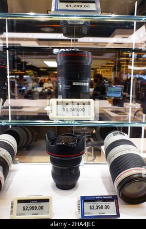 Canon EOS serie R mirrorless fotocamera obiettivi display in vendita in B&H Photo Video - elettronica e fotocamera Store.Manhattan.New York City.New York.USA Foto Stock