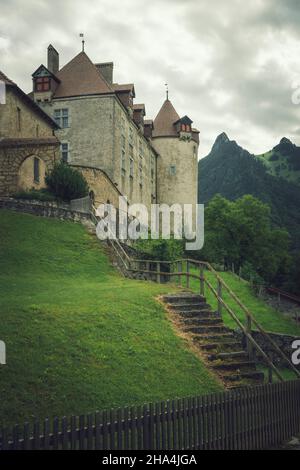 Gruyeres castello e al piano superiore in svizzera Foto Stock