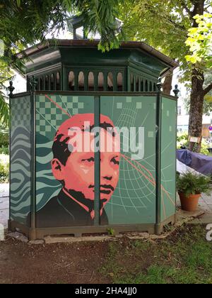 'il pissoir', l'ottagono in ghisa risale al 1900, holzplatz di monaco, progetto d'arte di strada dell'autore e artista martin arz. dal 2020, tre personalità hanno adornato la facciata dell'edificio elencato. albert einstein, freddie mercury, rainer-werner fassbinder, tutti e tre vivevano temporaneamente a monaco. Foto Stock