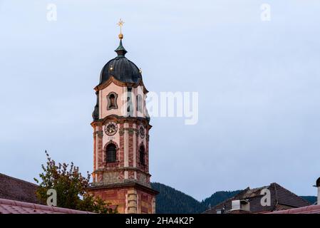 chiesa di san pietro e paolo al crepuscolo, mittenwald, alta baviera, germania Foto Stock