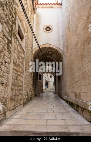 centro storico di sibenik vicino alla cattedrale di san giacomo a sibenik, sito patrimonio dell'umanità dell'unesco in croazia - luogo di ripresa per il gioco dei troni (banca di ferro) Foto Stock