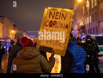 Segno: « No alla vaccinazione covida cumulativa ». Il 8 dicembre 2021 1600-1800 pensatori laterali, attivisti anti-vaxx e ideologi della cospirazione si sono riuniti a Monaco di Baviera, in Germania, per protestare contro tutte le misure di convivenza e una vaccinazione obbligatoria. La polizia ha fermato la manifestazione, perché molti manifestanti non indossavano le FFP2 maschere obbligatorie. Dopo una lunga discussione tra polizia e manifestanti, la manifestazione è tornata al suo punto di partenza. (Foto di Alexander Pohl/Sipa USA) Credit: Sipa USA/Alamy Live News Foto Stock