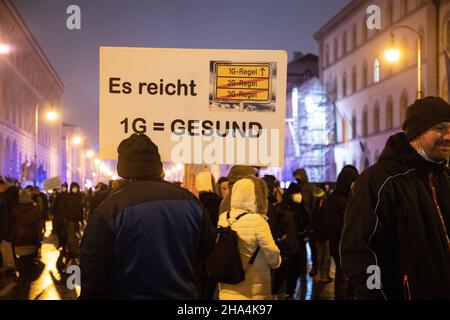 Segno: " sano è sufficiente ". Il 8 dicembre 2021 1600-1800 pensatori laterali, attivisti anti-vaxx e ideologi della cospirazione si sono riuniti a Monaco di Baviera, in Germania, per protestare contro tutte le misure di convivenza e una vaccinazione obbligatoria. La polizia ha fermato la manifestazione, perché molti manifestanti non indossavano le FFP2 maschere obbligatorie. Dopo una lunga discussione tra polizia e manifestanti, la manifestazione è tornata al suo punto di partenza. (Foto di Alexander Pohl/Sipa USA) Credit: Sipa USA/Alamy Live News Foto Stock