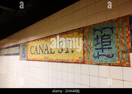 La stazione della metropolitana di Canal Street è in inglese e cinese. Manhattan Chinatown.New York City.New York.USA Foto Stock