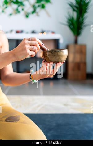 donna sportiva che tocca il suo vaso yoga Foto Stock