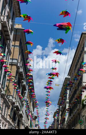 via roma via genova, italia, decorato con ombrelloni colorati in cima Foto Stock