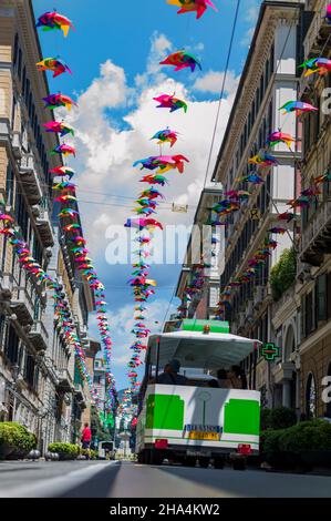 via roma via genova, italia, decorato con ombrelloni colorati in cima Foto Stock