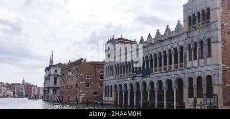un viaggio lungo il grande canale di venezia in un taxi d'acqua, il cosiddetto 'vaporetto' è un mezzo di trasporto pubblico principale e opera 24 ore al giorno. venezia, italia Foto Stock