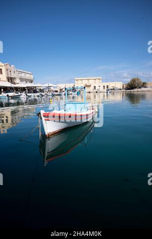 visitare il porto della vecchia e affascinante città di rethymno. creta isola, grecia. un bellissimo villaggio sul mediterraneo con edifici storici e un bel porto Foto Stock