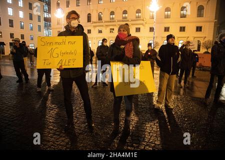 Segni lettura: ' solo 1G ( testato ) kaes Sense ', ' voglio solo studiare '. Il 8 dicembre 2021 1600-1800 pensatori laterali, attivisti anti-vaxx e ideologi della cospirazione si sono riuniti a Monaco di Baviera, in Germania, per protestare contro tutte le misure di convivenza e una vaccinazione obbligatoria. La polizia ha fermato la manifestazione, perché molti manifestanti non indossavano le FFP2 maschere obbligatorie. Dopo una lunga discussione tra polizia e manifestanti, la manifestazione è tornata al suo punto di partenza. (Foto di Alexander Pohl/Sipa USA) Credit: Sipa USA/Alamy Live News Foto Stock