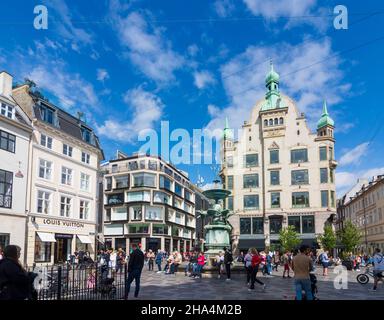 Copenhagen, Koebenhavn: Piazza Amagertorv, Fontana della Stork, zona pedonale Stroeget, in , Zelanda, Sealand, Sjaelland, Danimarca Foto Stock