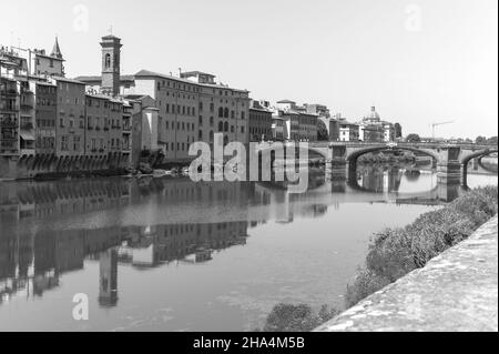 firenze,italia,vista al tramonto da ponte veccio sul fiume arno e ponte santa trinita,un ponte rinascimentale,il più antico ponte ellittico d'europa. Foto Stock