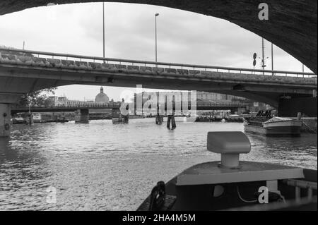 un viaggio lungo il grande canale di venezia in un taxi d'acqua, il cosiddetto 'vaporetto' è un mezzo di trasporto pubblico principale e opera 24 ore al giorno. venezia, italia Foto Stock