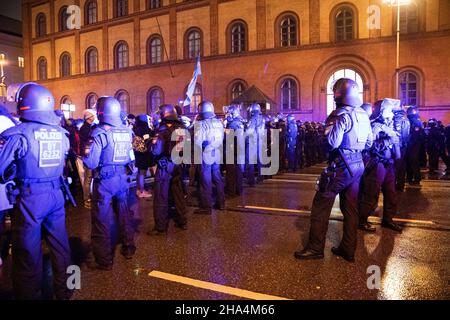 Catena di polizia densa. Il 8 dicembre 2021 1600-1800 pensatori laterali, attivisti anti-vaxx e ideologi della cospirazione si sono riuniti a Monaco di Baviera, in Germania, per protestare contro tutte le misure di convivenza e una vaccinazione obbligatoria. La polizia ha fermato la manifestazione, perché molti manifestanti non indossavano le FFP2 maschere obbligatorie. Dopo una lunga discussione tra polizia e manifestanti, la manifestazione è tornata al suo punto di partenza. (Foto di Alexander Pohl/Sipa USA) Foto Stock