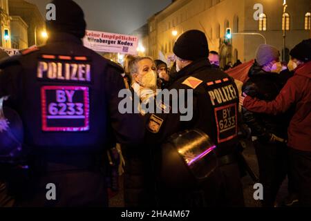 Tensioni tra il protestore e la polizia. Il 8 dicembre 2021 1600-1800 pensatori laterali, attivisti anti-vaxx e ideologi della cospirazione si sono riuniti a Monaco di Baviera, in Germania, per protestare contro tutte le misure di convivenza e una vaccinazione obbligatoria. La polizia ha fermato la manifestazione, perché molti manifestanti non indossavano le FFP2 maschere obbligatorie. Dopo una lunga discussione tra polizia e manifestanti, la manifestazione è tornata al suo punto di partenza. (Foto di Alexander Pohl/Sipa USA) Foto Stock