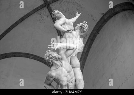 loggia dei lanzi, detta anche loggia della signoria, è un edificio all'angolo di piazza della signoria a firenze, adiacente alla galleria degli uffizi, composto da ampi archi aperti alla strada. Foto Stock