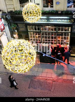 Villiers Street, Londra, Regno Unito. 10th dicembre 2021. Luci di Natale su Villiers Street, Embankment a Londra. Credit: Matthew Chattle/Alamy Live News Foto Stock