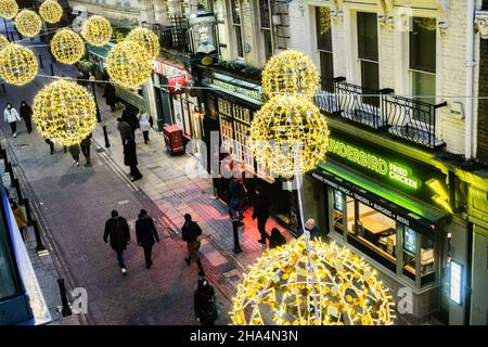 Villiers Street, Londra, Regno Unito. 10th dicembre 2021. Luci di Natale su Villiers Street, Embankment a Londra. Credit: Matthew Chattle/Alamy Live News Foto Stock