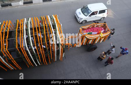 New Delhi, India. 10th Dic 2021. Un veicolo dell'esercito coperto di fiori che trasportano la bara del Capo dello Stato maggiore della Difesa (CDS), il generale Bipin Rawat, trasportato in un sito funerario durante la processione funebre.il generale Bipin Rawat, Sua moglie Madhulika e altri 11 membri del personale delle forze armate hanno perso la vita in un incidente dell'elicottero dell'aviazione indiana mi-17V5 a Coonoor, Tamil Nadu. CDS Bipin Rawat cremato con pieni onori militari alla Bar Square di Delhi Cantonmet. Credit: SOPA Images Limited/Alamy Live News Foto Stock