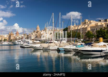 Birgu, conosciuta anche come Vittoriosa, è una delle tre città di Malta. Barche ormeggiate con riflessi sul Grand Harbour, Malta, Europa. Foto Stock