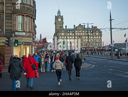 Princes Street, Calton Hill e Christmas Market, Scozia, Regno Unito. 10th dicembre 2021. I turisti e i residenti di Edimburgo mantengono la calma e continuano normalmente dopo le notizie dal primo Ministro scozzese avvertito di uno 'tsunami di infezioni' tra i timori di un'impennata nei casi di Omicron. Anche una temperatura fredda di 4 gradi centigradi non ha tenere la gente a casa, molti senza maschere per la protezione. Nella foto: Shopping su Princes Street nel tardo pomeriggio. Credito: Arch White Foto Stock