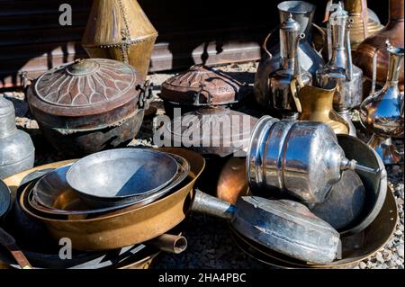 Antiche caraffe e piatti in rame e bronzo presso il negozio di antiquariato del mercato orientale Foto Stock