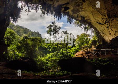 Ingresso della Grande Grotta nel Parco Nazionale di Niah, Malesia Foto Stock