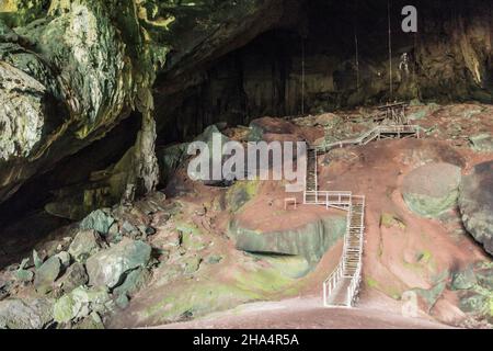 Ingresso della Grande Grotta nel Parco Nazionale di Niah, Malesia Foto Stock