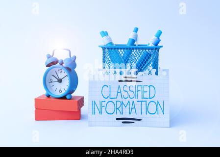 Scrittura a mano testo informazioni classificate. Business Approach dati sensibili Top Secret Disclosure non autorizzato Tidy Workspace Setup scrivere Strumenti di scrivania Foto Stock