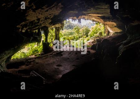 Ingresso della Grande Grotta nel Parco Nazionale di Niah, Malesia Foto Stock