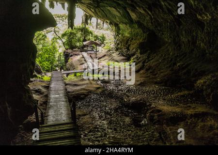 Ingresso della Grande Grotta nel Parco Nazionale di Niah, Malesia Foto Stock