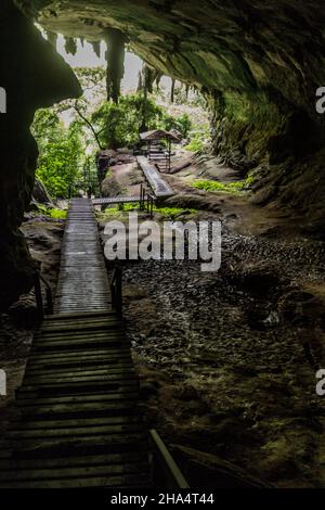 Ingresso della Grande Grotta nel Parco Nazionale di Niah, Malesia Foto Stock