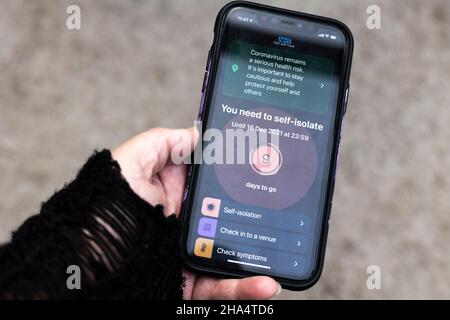 L'app NHS Covid-19 conta i giorni rimasti di isolamento dopo un test positivo. Foto Stock