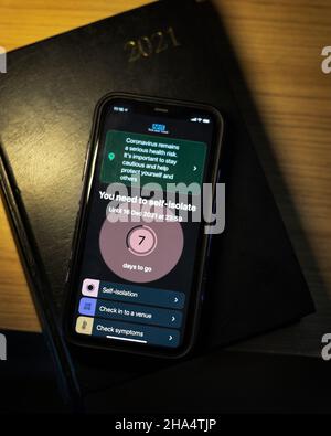 L'app NHS Covid-19 conta i giorni rimanenti di isolamento dopo un test positivo, mostrando 7 giorni rimanenti per isolare. Foto Stock