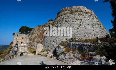 grecia,isole greche,isole ionie,cefalonia,complesso del castello di agios georgios,bizantino,16th secolo,capitale cefalonia fino al 1757,bel tempo,cielo blu senza nuvole,porta d'ingresso con una possente torre rotonda davanti ad esso Foto Stock