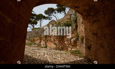 grecia,isole greche,isole ionie,cefalonia,complesso del castello di agios georgios,bizantino,16th secolo,capitale cefalonia fino al 1757,tempo nuvoloso,atmosfera cupa,volta d'ingresso,tunnel,vista di muri e alberi su di loro Foto Stock