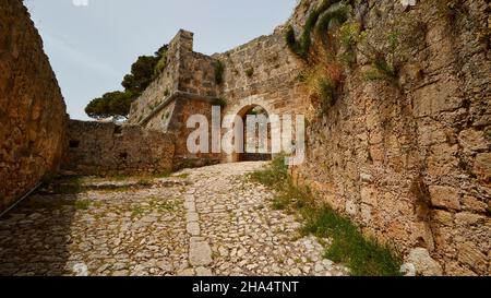 grecia,isole greche,isole ionie,cefalonia,complesso del castello di agios georgios,bizantino,16th secolo,capitale cefalonia fino al 1757,tempo nuvoloso,atmosfera cupa,ciottoli,modo per il cancello interno,vista del cancello interno Foto Stock