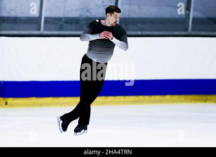 Neuss, Germania. 10th Dic 2021. Figura pattinaggio: Campionato tedesco, individuale, uomini, breve programma: Paul Fentz sul ghiaccio. Credit: Rolf Vennenbernd/dpa/Alamy Live News Foto Stock