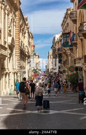 Republic Street a la Valletta, Malta piena di turisti. Un sito patrimonio dell'umanità dell'UNESCO. Valletta, Malta, Europa Foto Stock