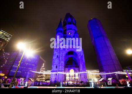 Berlino, Germania. 10th Dic 2021. La Chiesa commemorativa dell'Imperatore Guglielmo sarà illuminata in blu per celebrare la Giornata Internazionale dei diritti umani. Saranno illuminate anche l'Elbphilharmonie di Amburgo, la Paulskirche di Francoforte sul meno e il Friedensengel di Monaco. Le città stanno quindi inviando un chiaro segnale per i diritti umani. Credit: Christoph Soeder/dpa/Alamy Live News Foto Stock