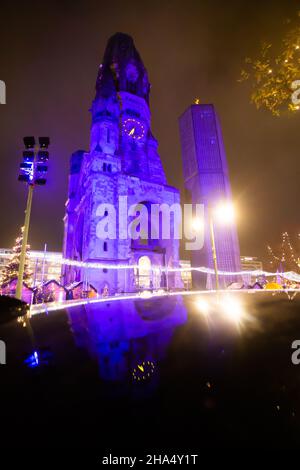 Berlino, Germania. 10th Dic 2021. La Chiesa commemorativa dell'Imperatore Guglielmo sarà illuminata in blu per celebrare la Giornata Internazionale dei diritti umani. Saranno illuminate anche l'Elbphilharmonie di Amburgo, la Paulskirche di Francoforte sul meno e il Friedensengel di Monaco. Le città stanno quindi inviando un chiaro segnale per i diritti umani. Credit: Christoph Soeder/dpa/Alamy Live News Foto Stock