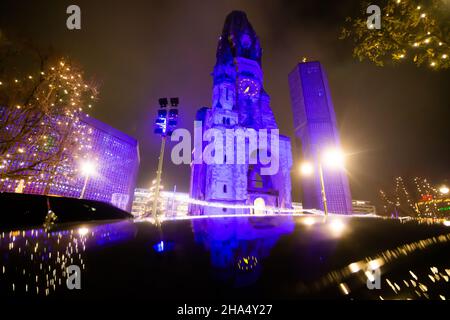 Berlino, Germania. 10th Dic 2021. La Chiesa commemorativa dell'Imperatore Guglielmo sarà illuminata in blu per celebrare la Giornata Internazionale dei diritti umani. Saranno illuminate anche l'Elbphilharmonie di Amburgo, la Paulskirche di Francoforte sul meno e il Friedensengel di Monaco. Le città stanno quindi inviando un chiaro segnale per i diritti umani. Credit: Christoph Soeder/dpa/Alamy Live News Foto Stock