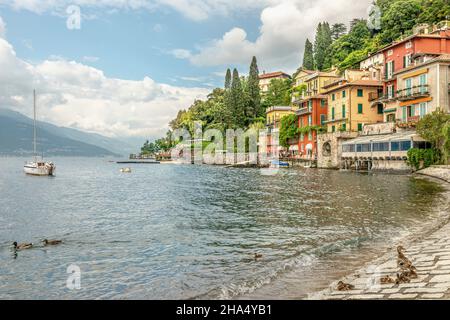 Passeggiata sul lago di Varenna vista dal lago di Como, Lombardia, Italia Foto Stock